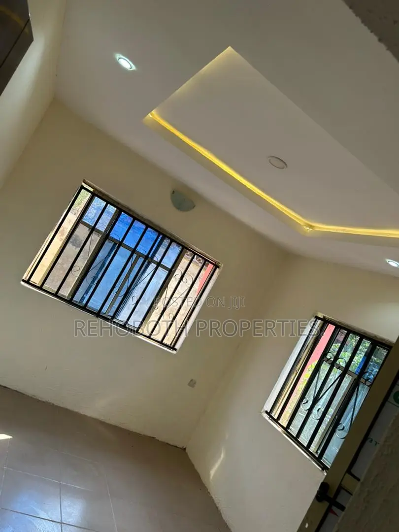 3bdrm Apartment in Ore Oluwa Street, Akala Express for rent