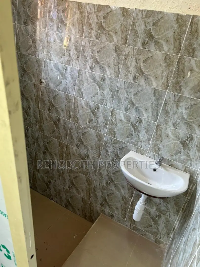 3bdrm Apartment in Ore Oluwa Street, Akala Express for rent