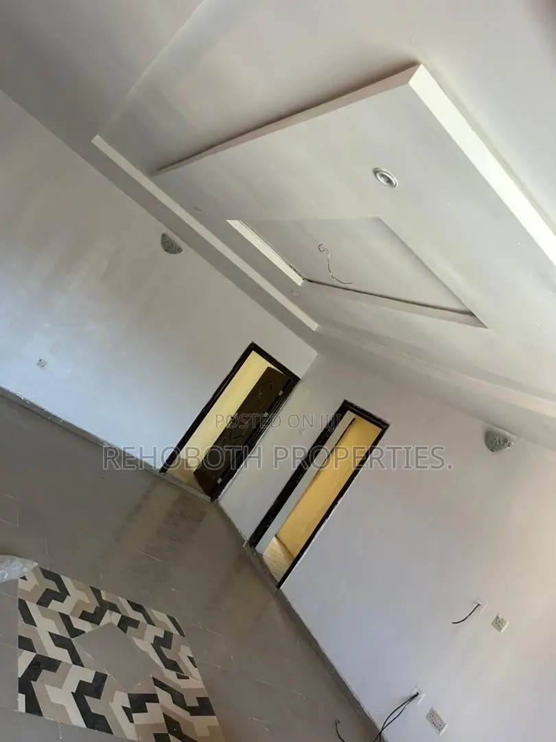3bdrm Apartment in Ore Oluwa Street, Akala Express for rent