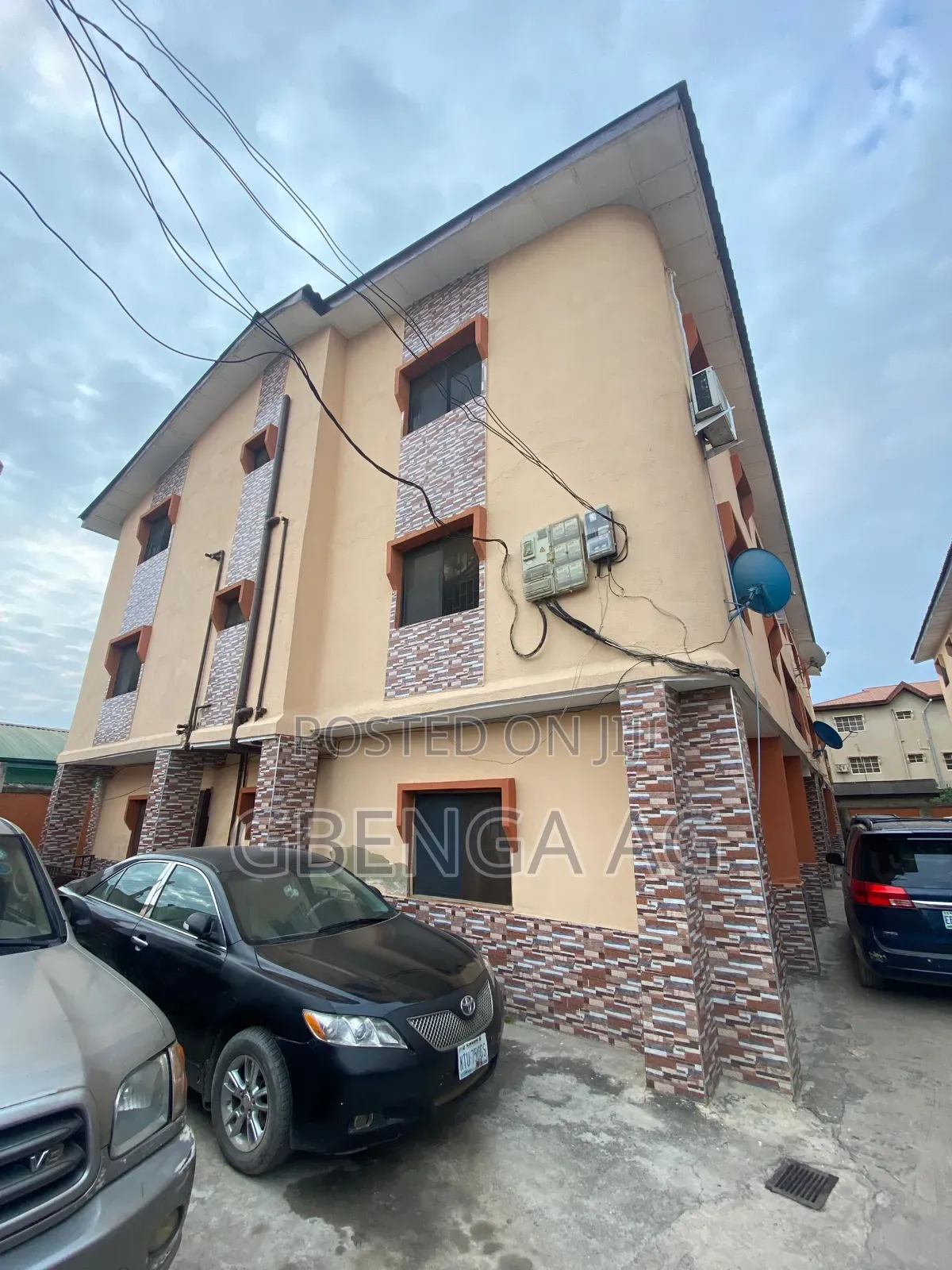 3bdrm Block of Flats in Okota for sale