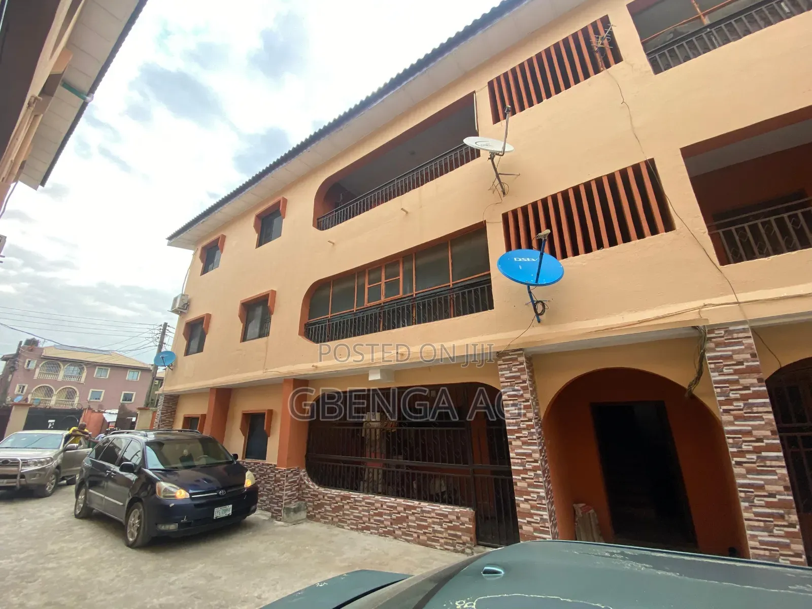3bdrm Block of Flats in Okota for sale