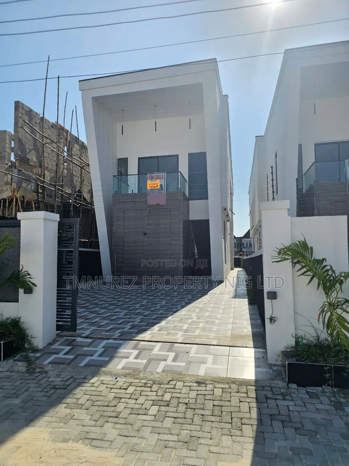 4bdrm Duplex in Orchild Road, Chevron for sale