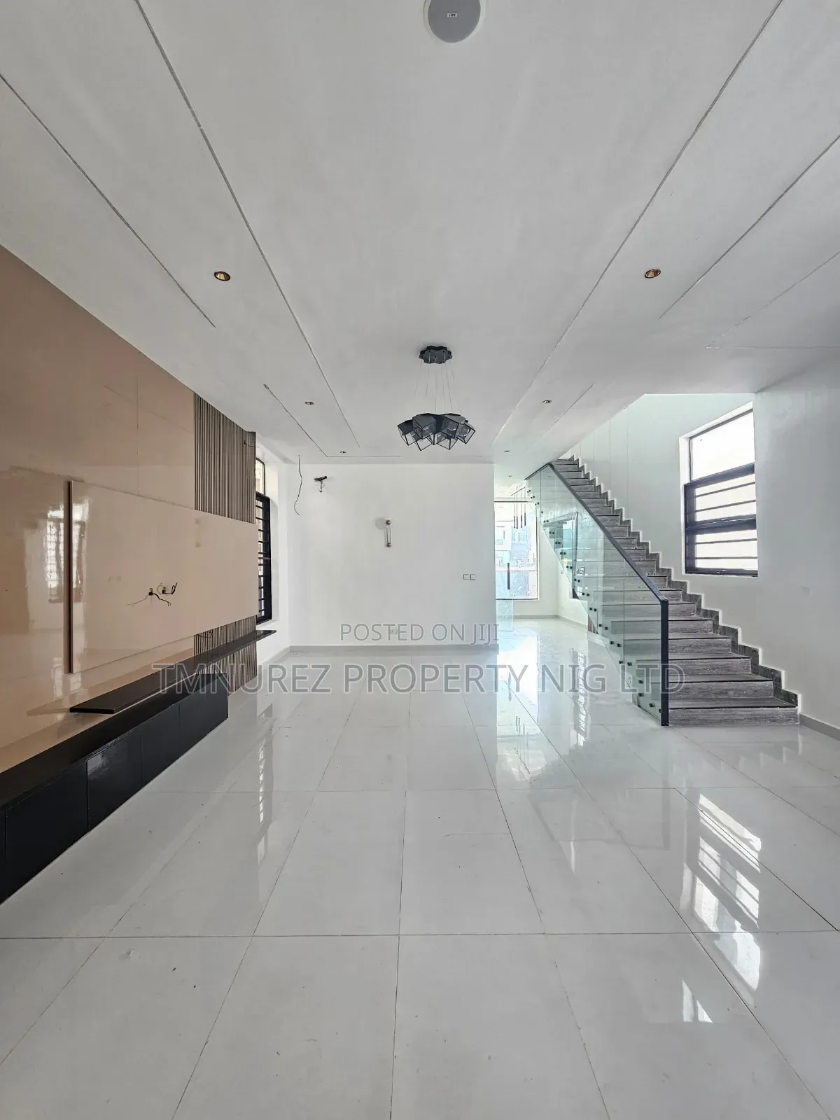 4bdrm Duplex in Orchild Road, Chevron for sale