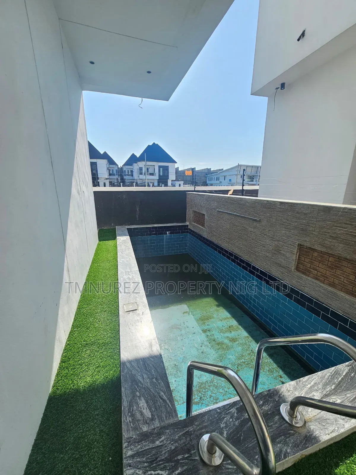 4bdrm Duplex in Orchild Road, Chevron for sale