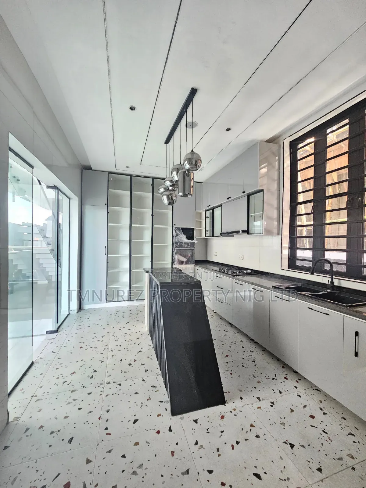 4bdrm Duplex in Orchild Road, Chevron for sale