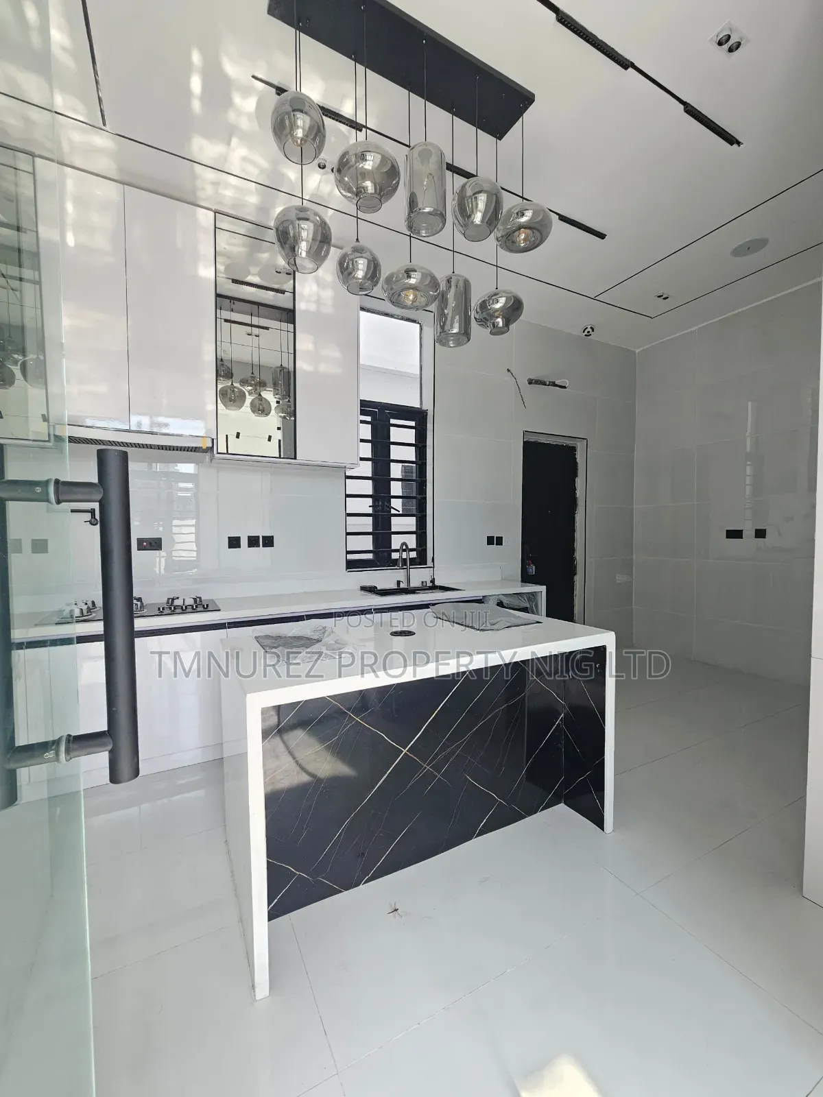 5bdrm Duplex in Orchild Road, Chevron for sale