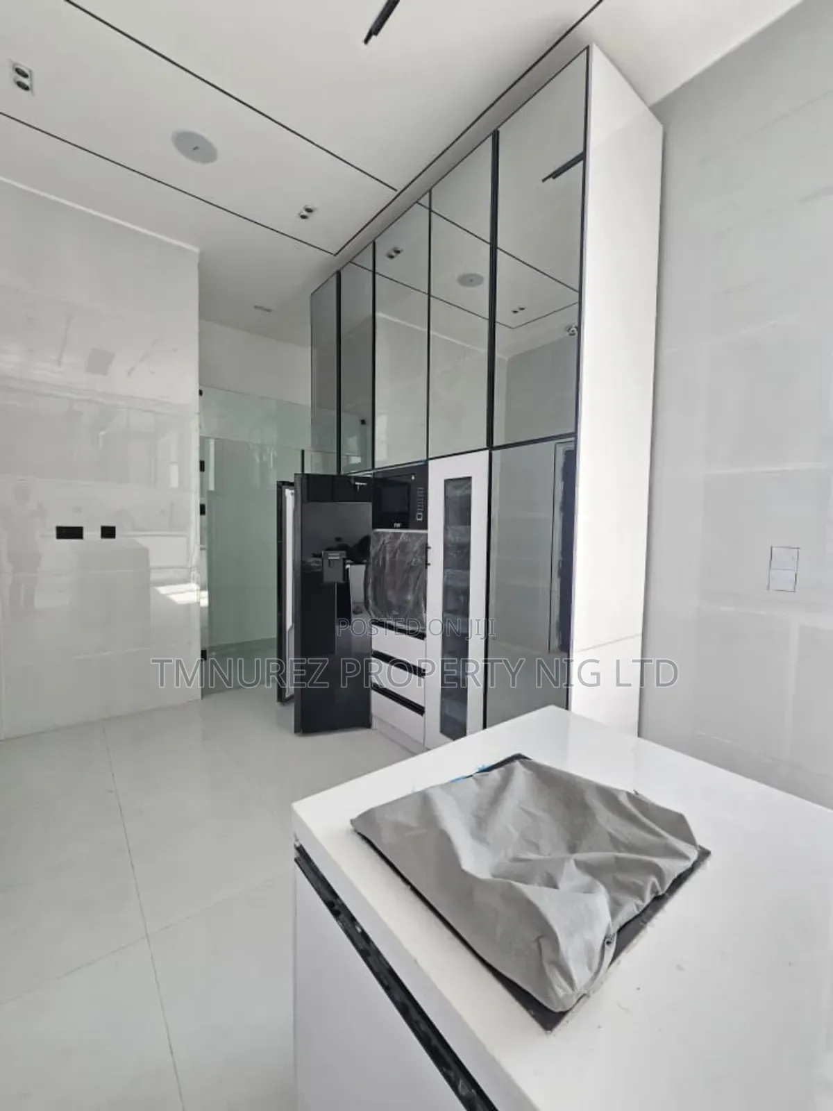 5bdrm Duplex in Orchild Road, Chevron for sale
