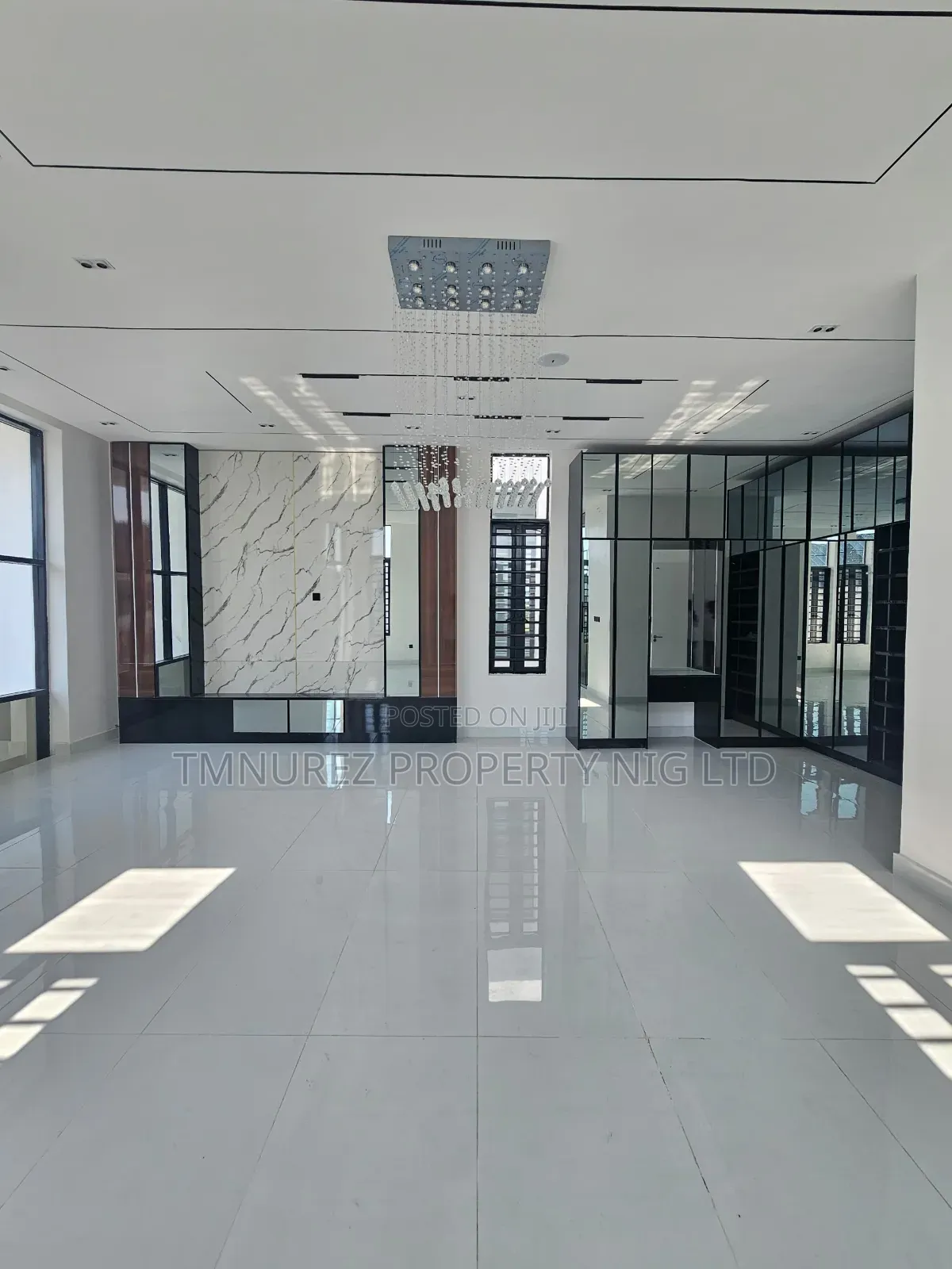 5bdrm Duplex in Orchild Road, Chevron for sale