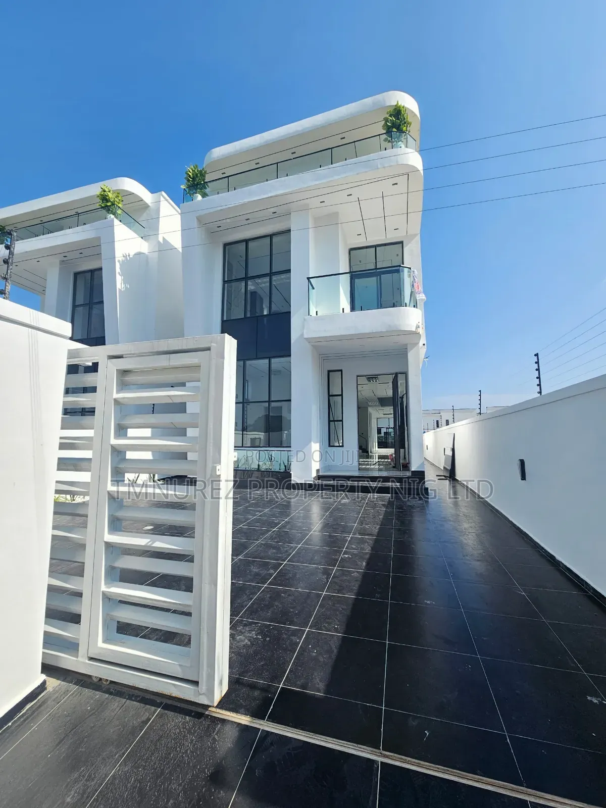 5bdrm Duplex in Orchild Road, Chevron for sale