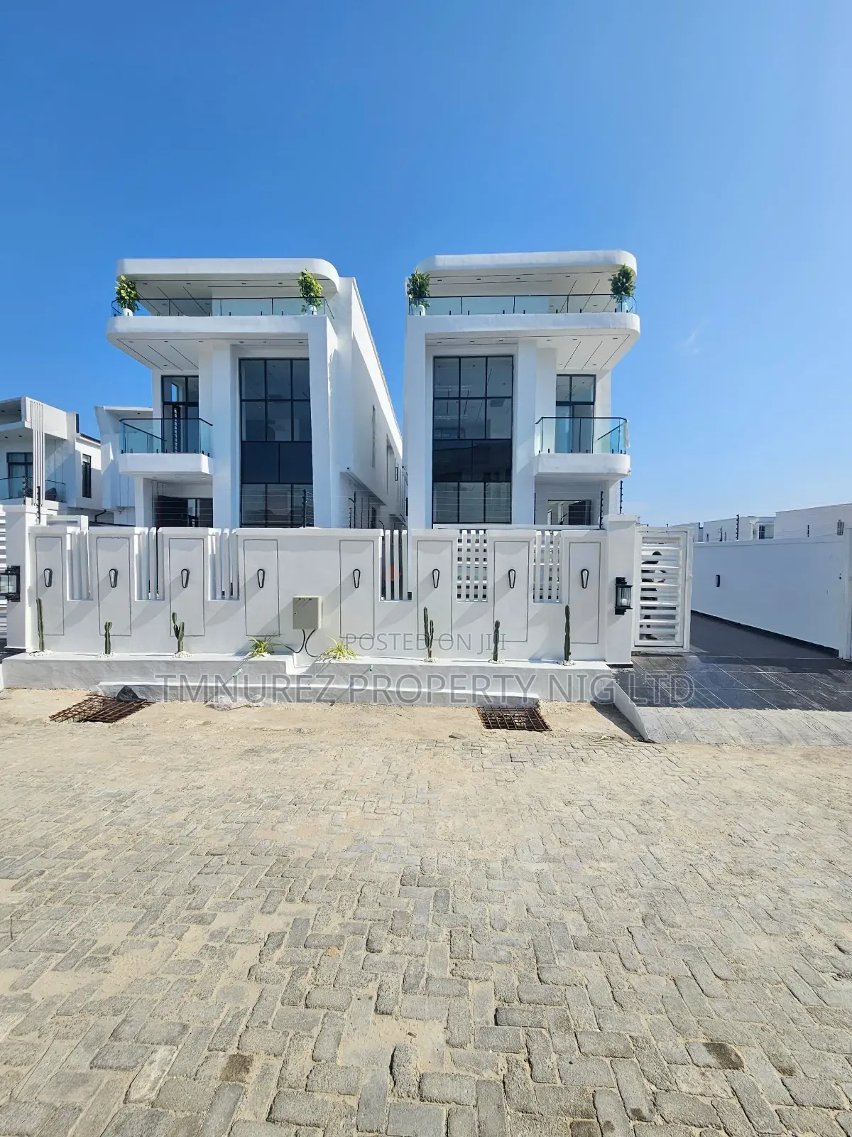 5bdrm Duplex in Orchild Road, Chevron for sale
