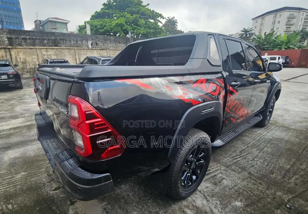New Toyota Hilux 2025 Black