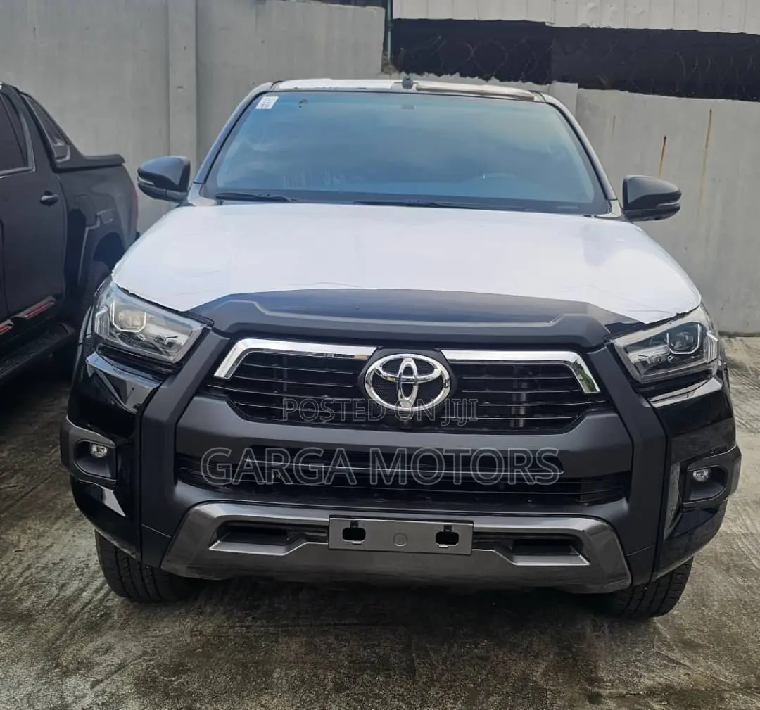New Toyota Hilux 2025 Black