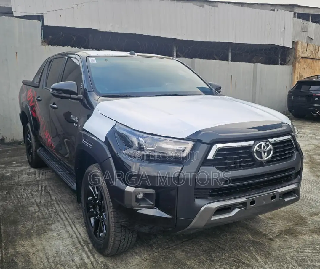 New Toyota Hilux 2025 Black