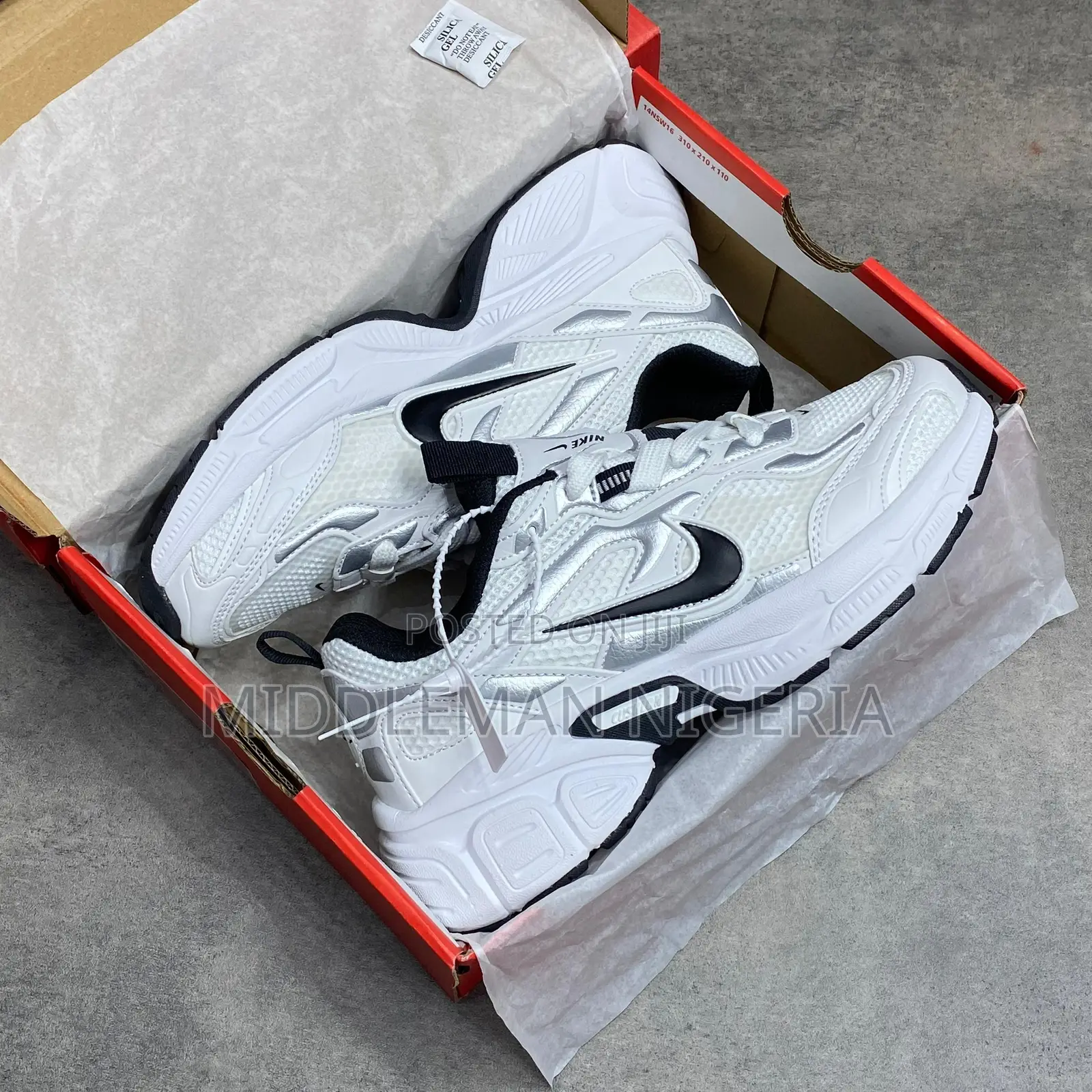 Nike V5 Runtekk White Black Sneakers