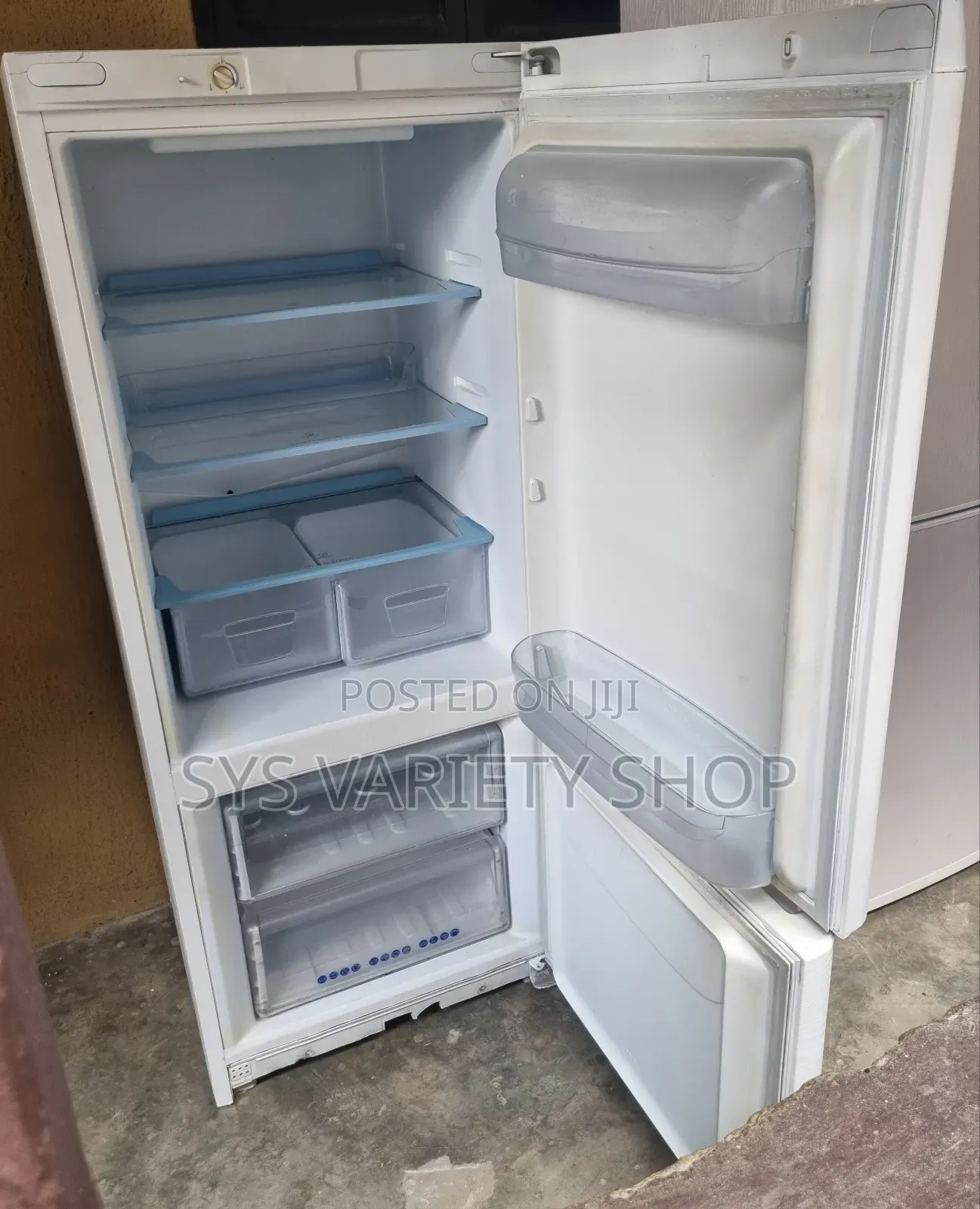 Refrigerator Indesit 255l