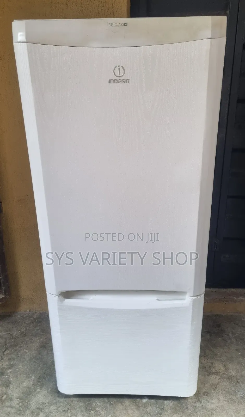Refrigerator Indesit 255l