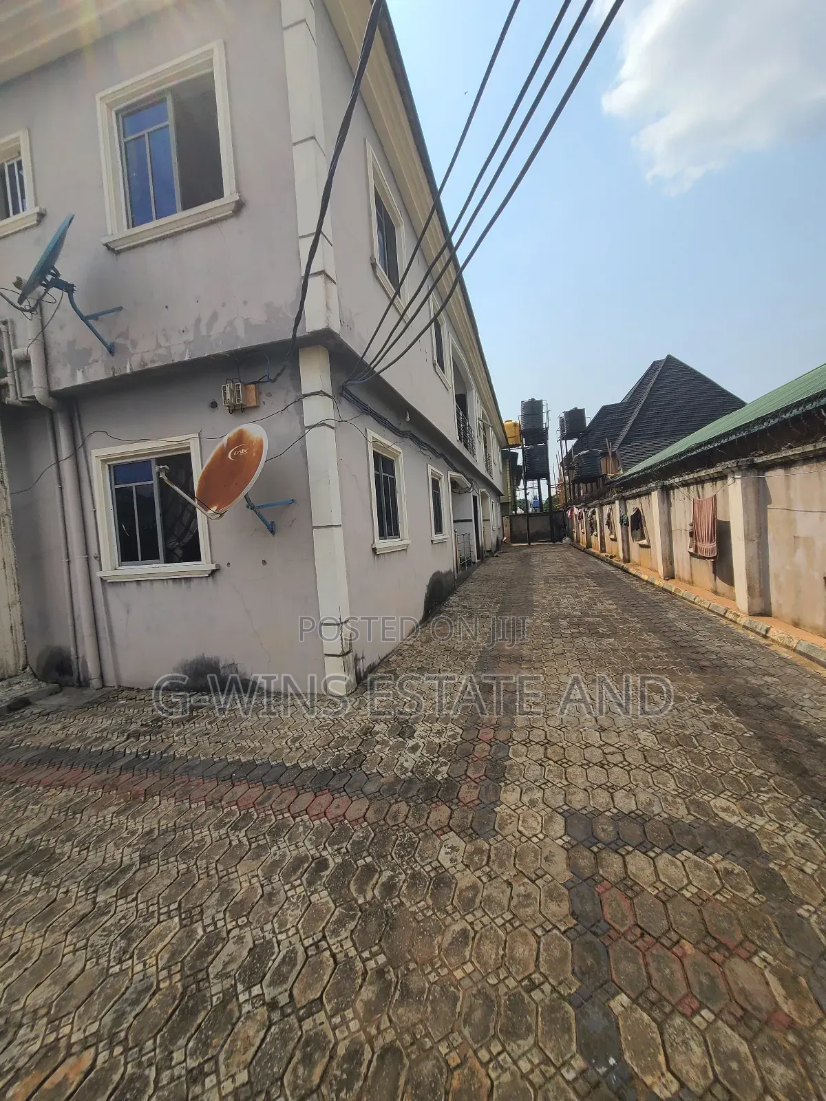 3bdrm Block of Flats in Irhirhi Off Airport for sale