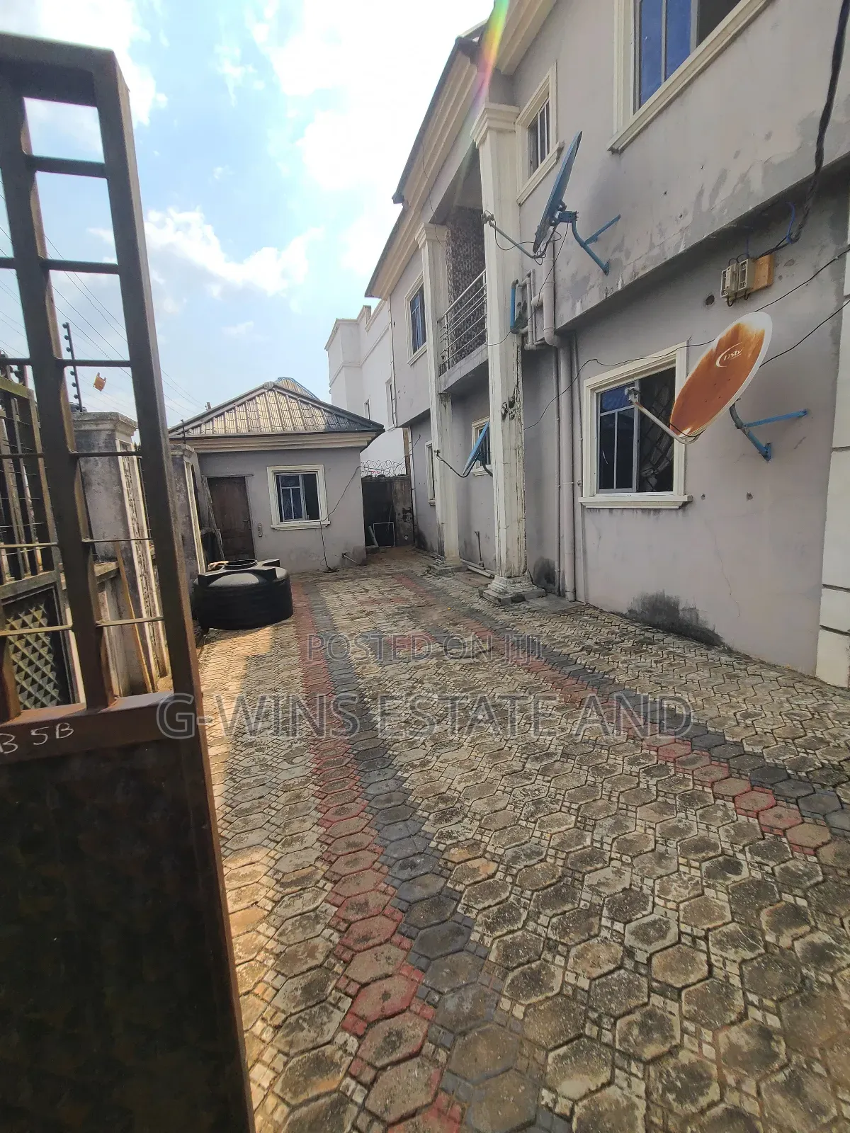 3bdrm Block of Flats in Irhirhi Off Airport for sale