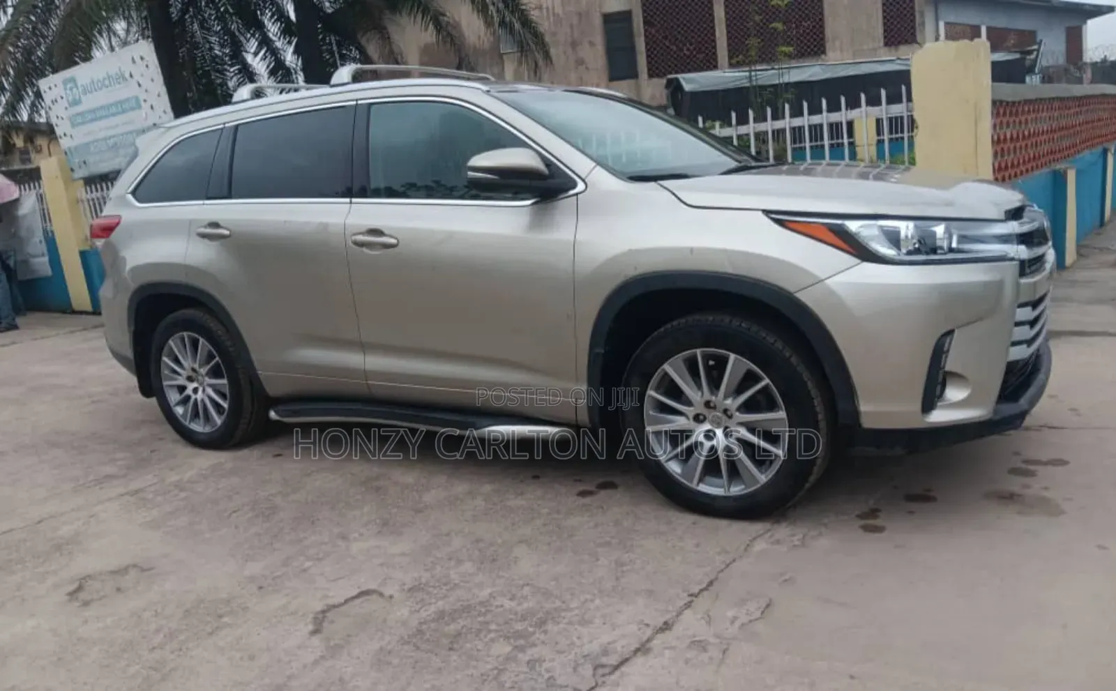 Toyota Highlander XLE 4dr SUV AWD (3.5L 6cyl 6A) 2015 Gold