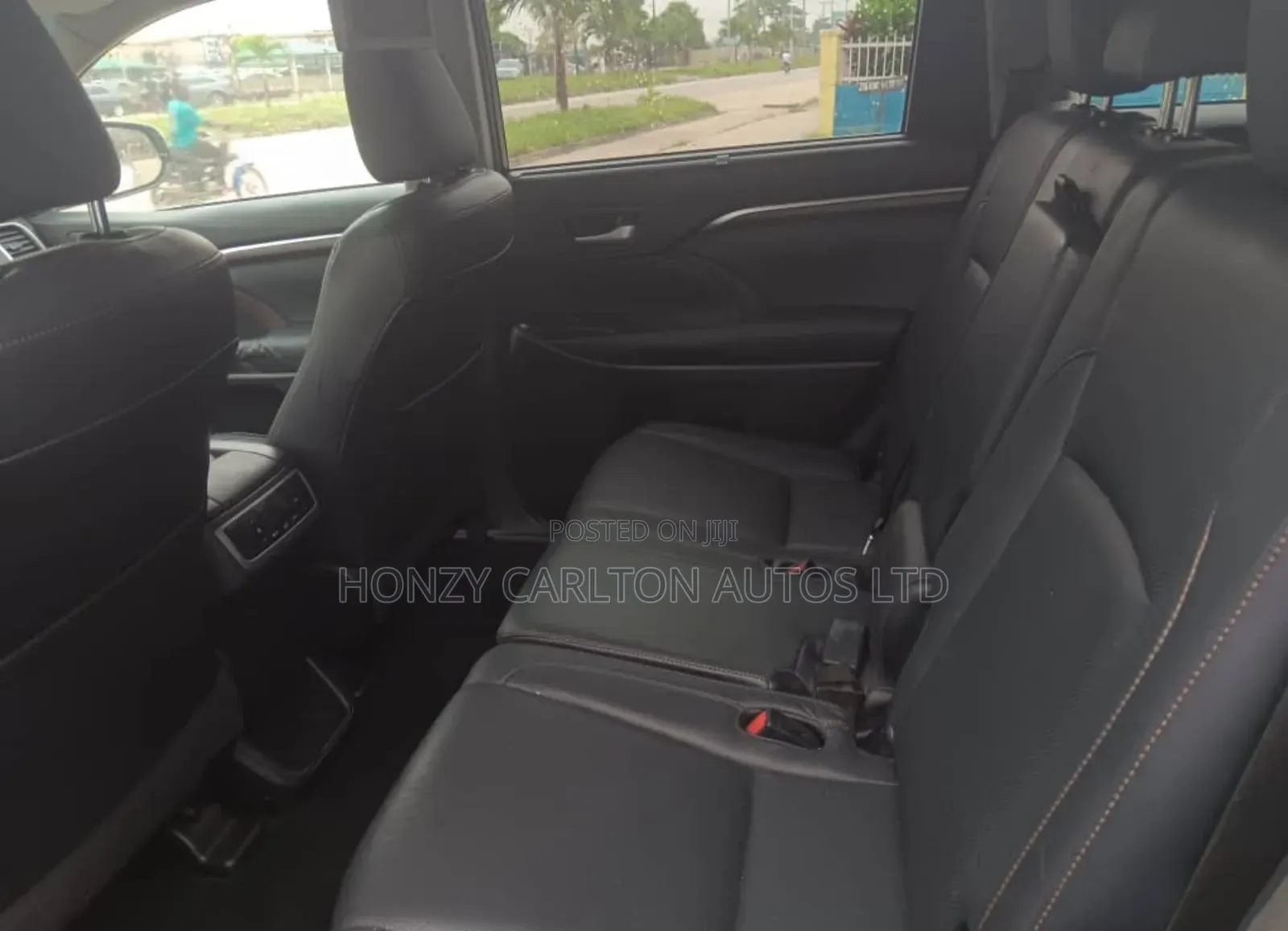 Toyota Highlander XLE 4dr SUV AWD (3.5L 6cyl 6A) 2015 Gold