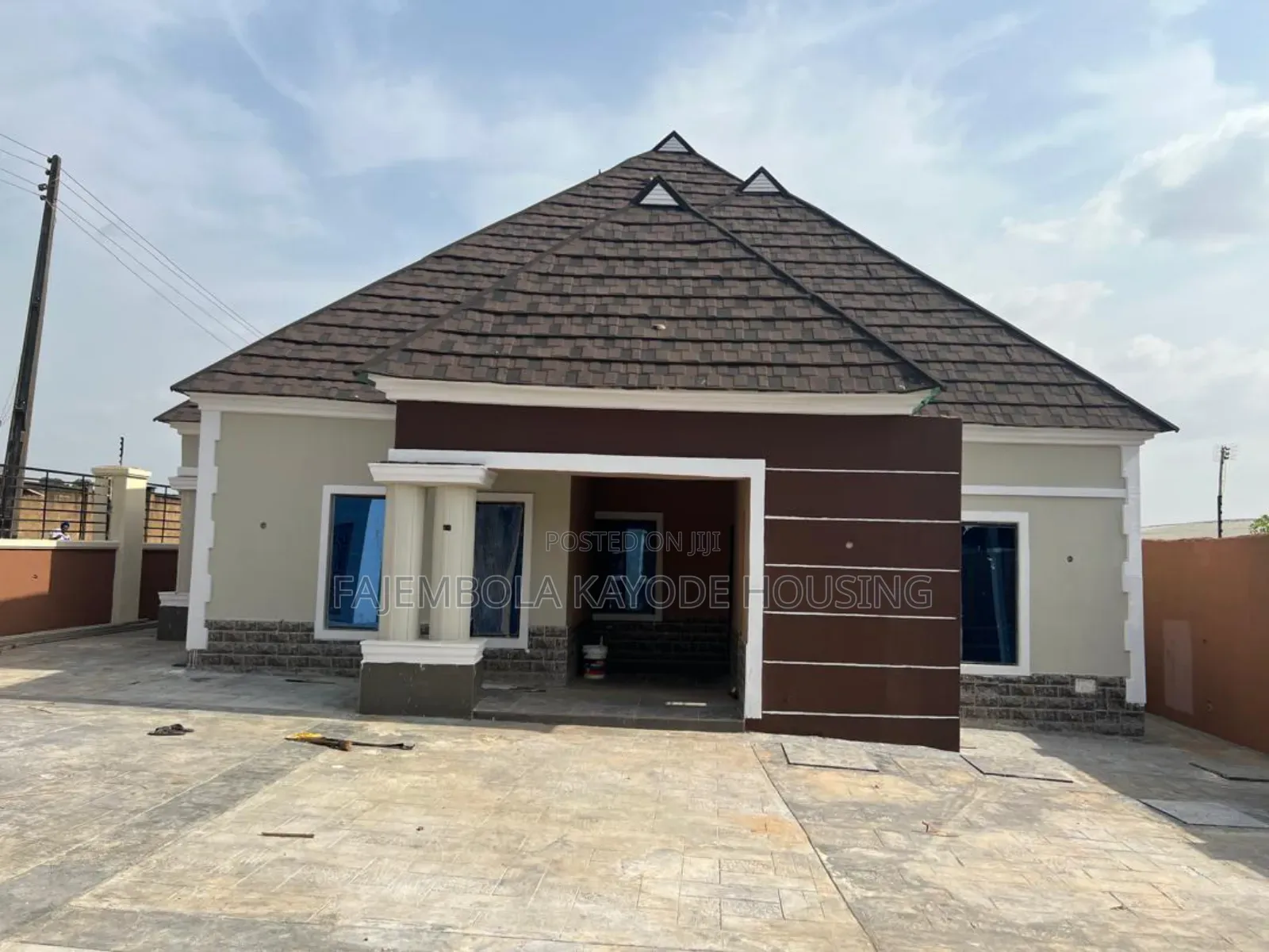 5bdrm Bungalow in Orogun, University for sale