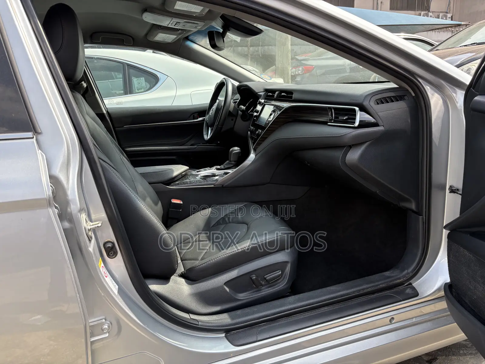 Toyota Camry XLE FWD (2.5L 4cyl 8AM) 2018 Silver