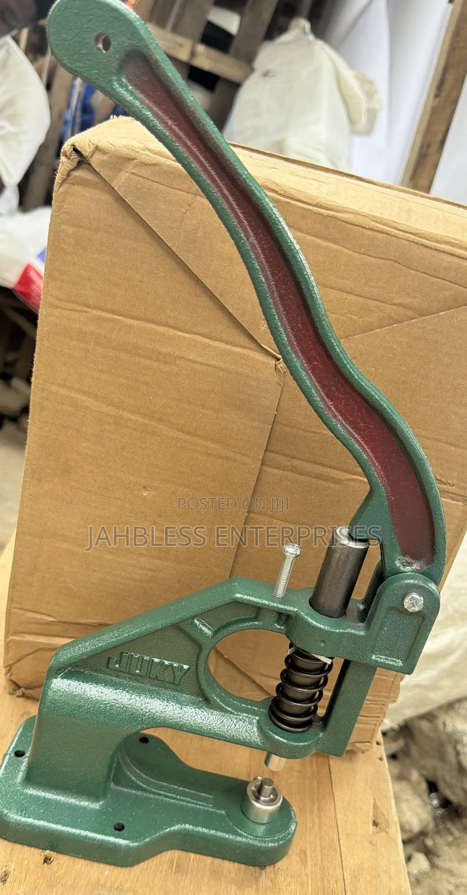 Press Machine With Eyelet Dies and 4 Sizes of Cover Button