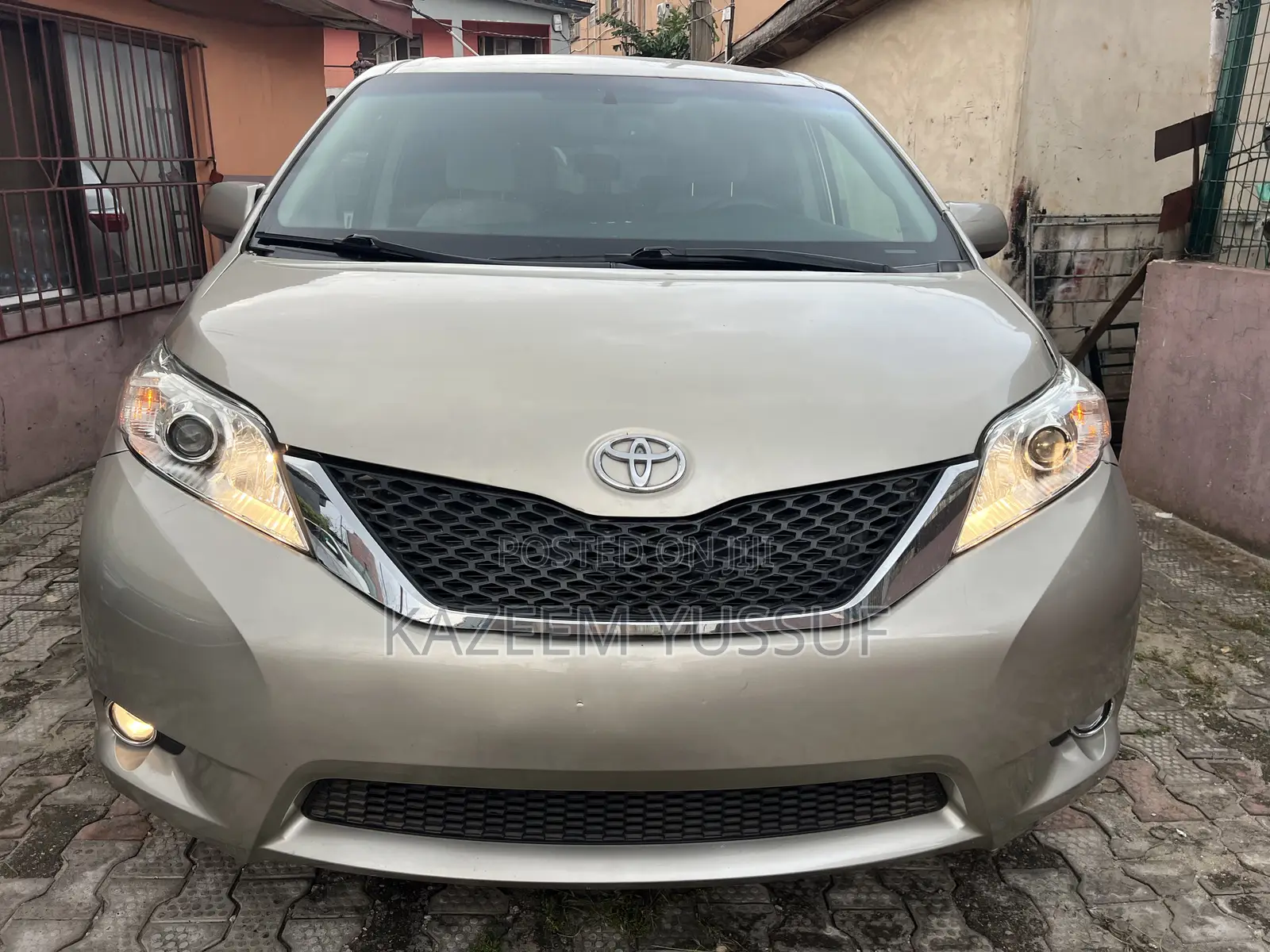 Toyota Sienna LE 8 Passenger (3.5L 6cyl 6A) 2016 Gold