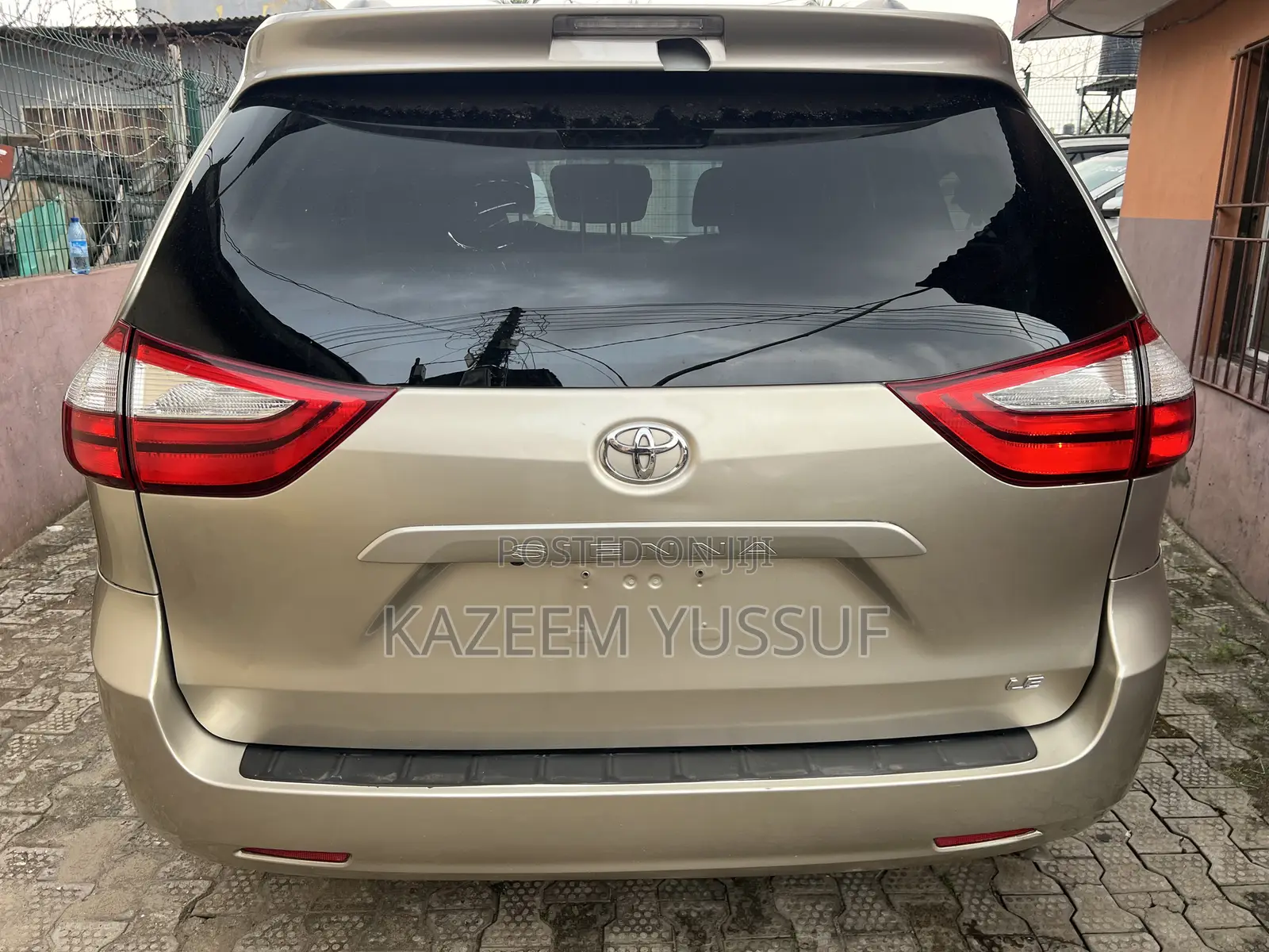 Toyota Sienna LE 8 Passenger (3.5L 6cyl 6A) 2016 Gold