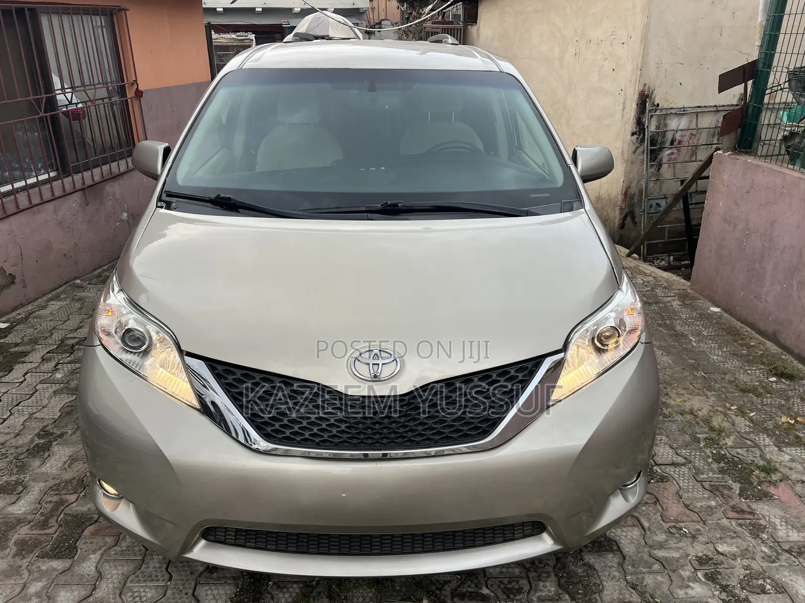 Toyota Sienna LE 8 Passenger (3.5L 6cyl 6A) 2016 Gold