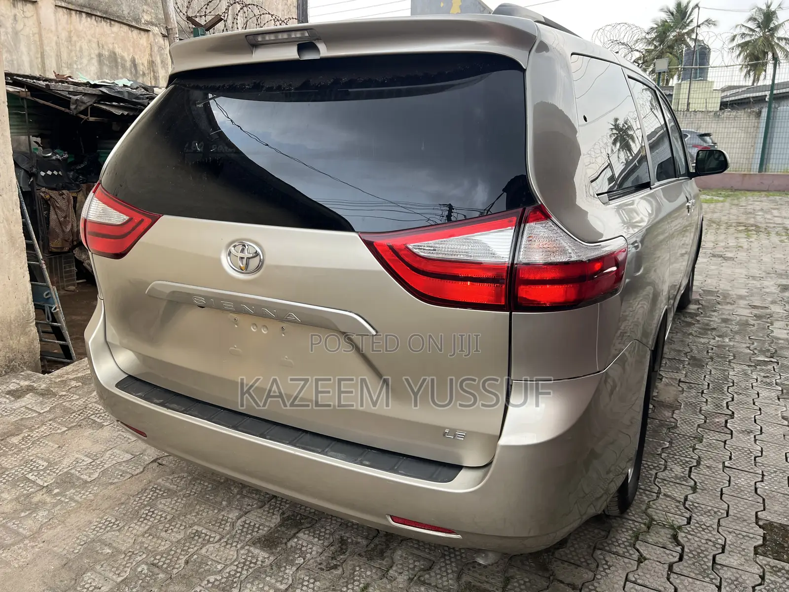 Toyota Sienna LE 8 Passenger (3.5L 6cyl 6A) 2016 Gold