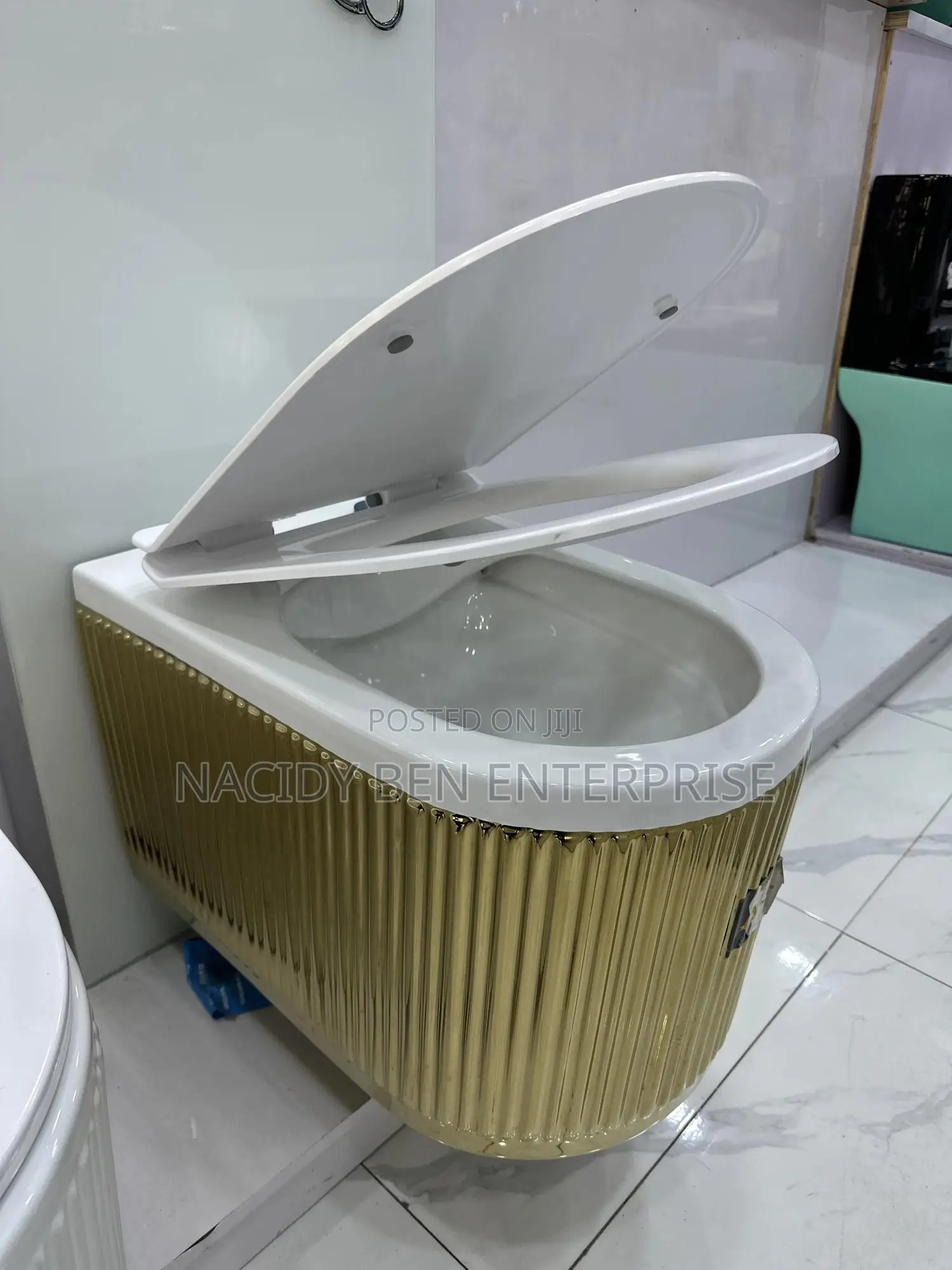 Conceal Wc With Glass Tank ( Luxury)