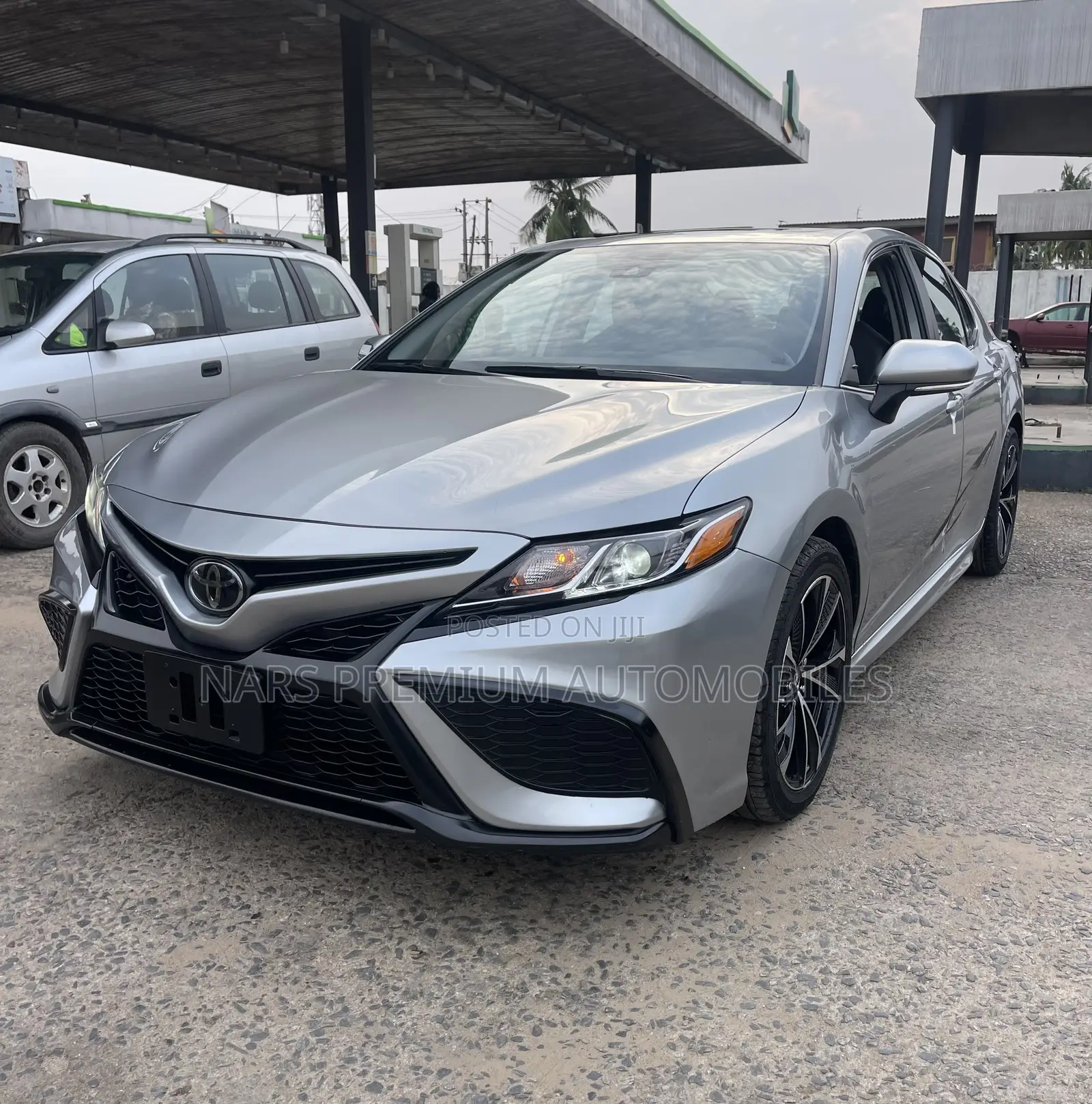 Toyota Camry SE 2021 Silver
