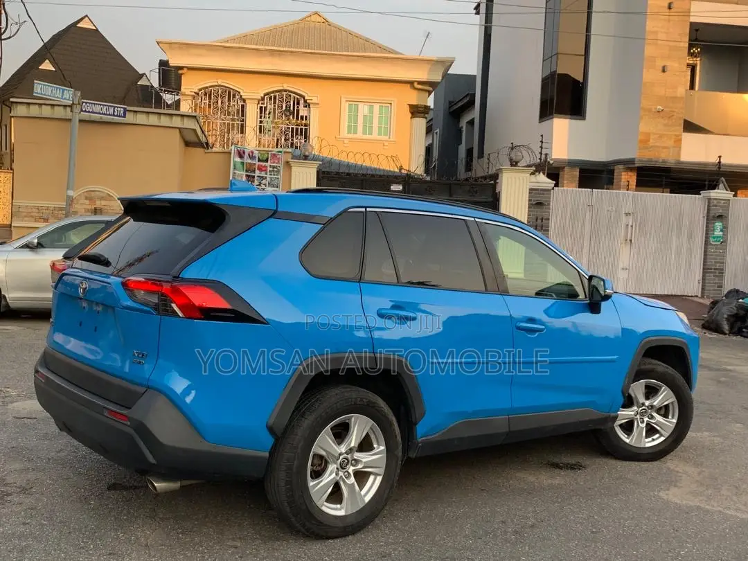 Toyota RAV4 XLE AWD 2019 Blue