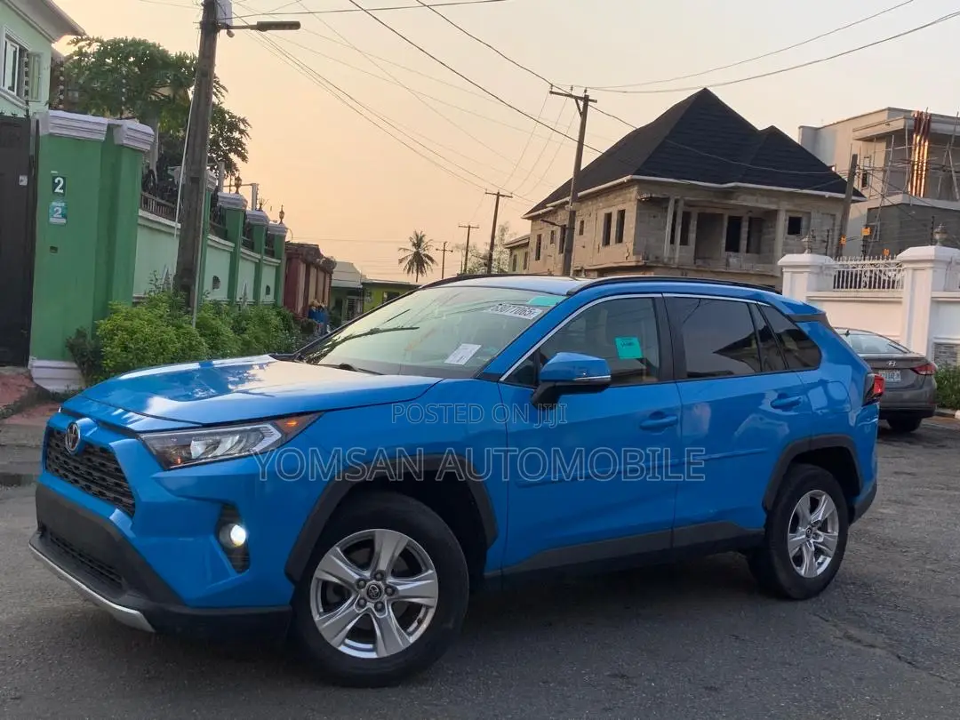 Toyota RAV4 XLE AWD 2019 Blue