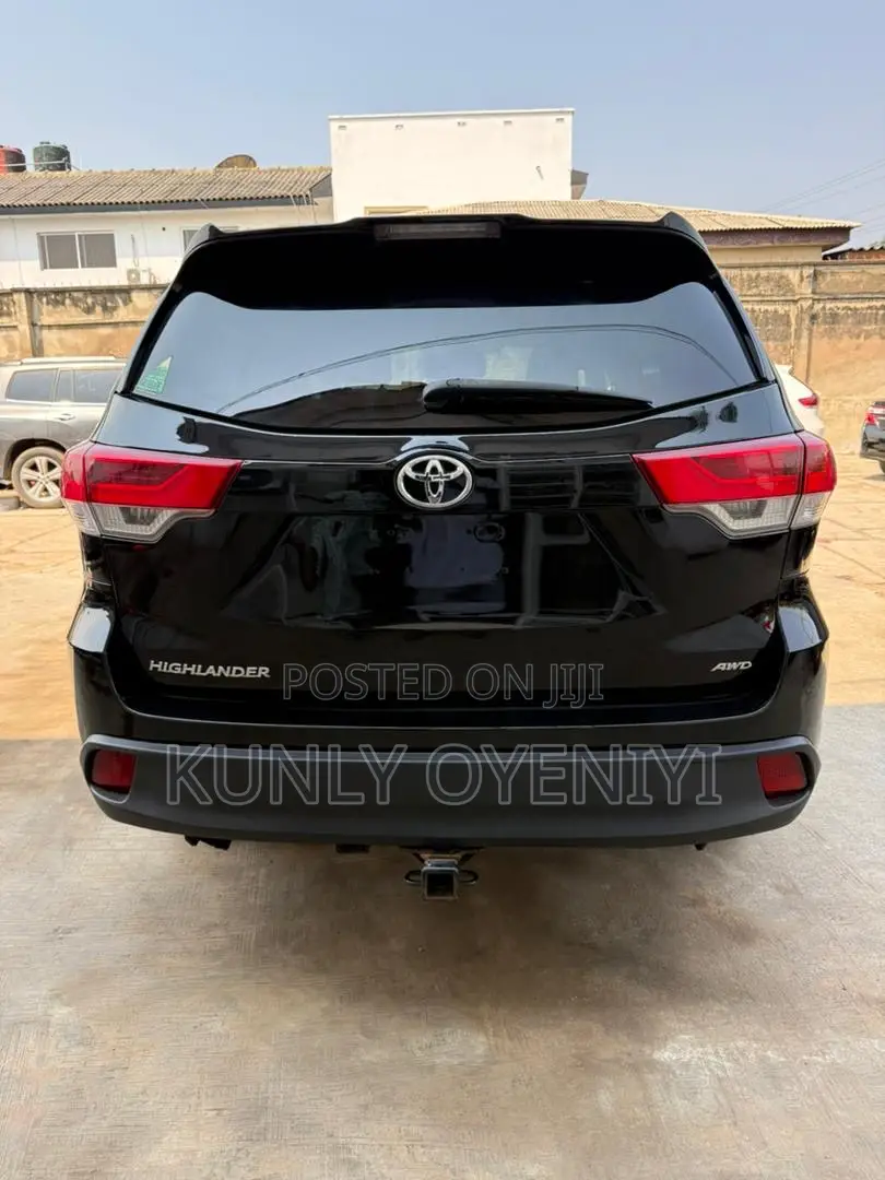 Toyota Highlander LE 4x4 V6 (3.5L 6cyl 8A) 2018 Black