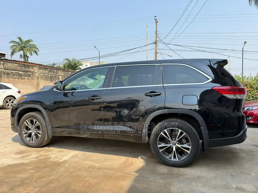 Toyota Highlander LE 4x4 V6 (3.5L 6cyl 8A) 2018 Black
