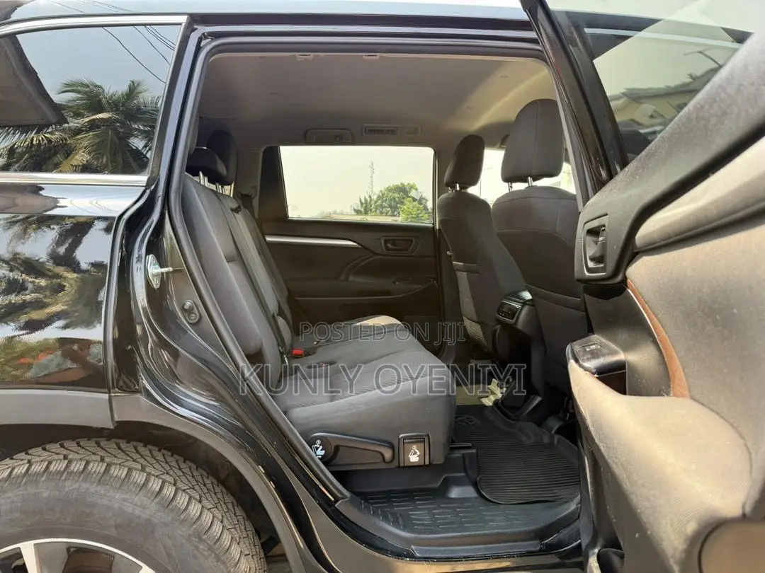 Toyota Highlander LE 4x4 V6 (3.5L 6cyl 8A) 2018 Black