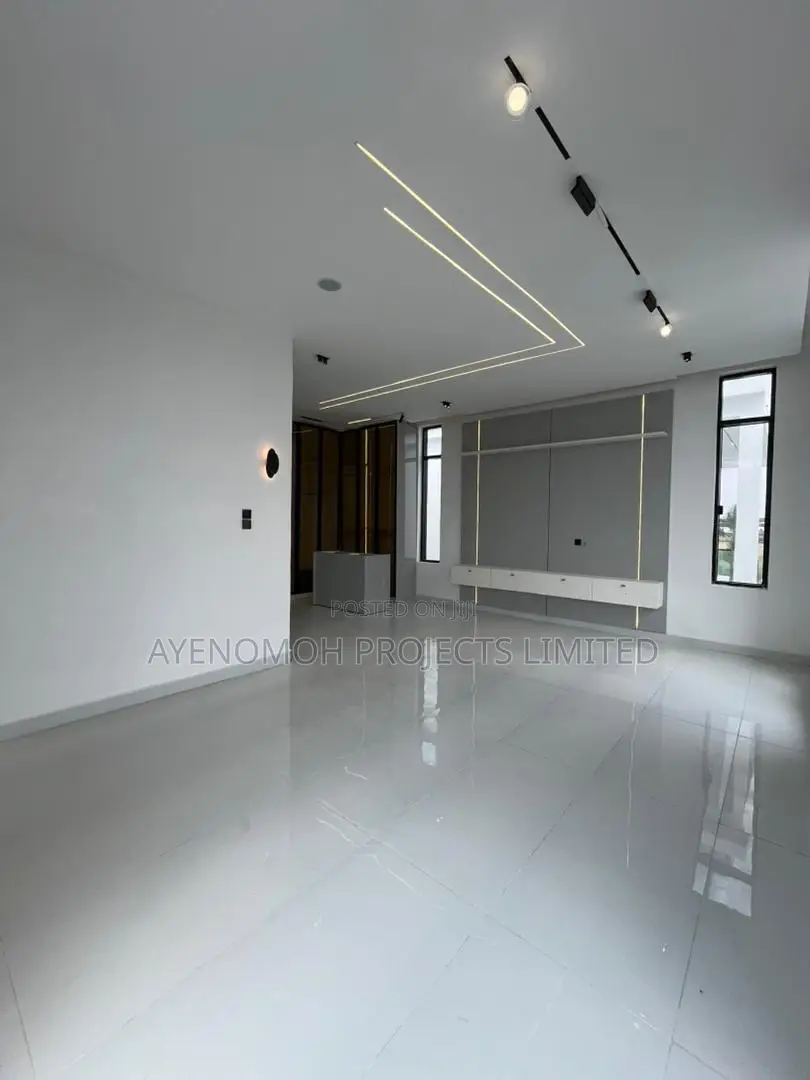 5bdrm Duplex in Chevron for sale