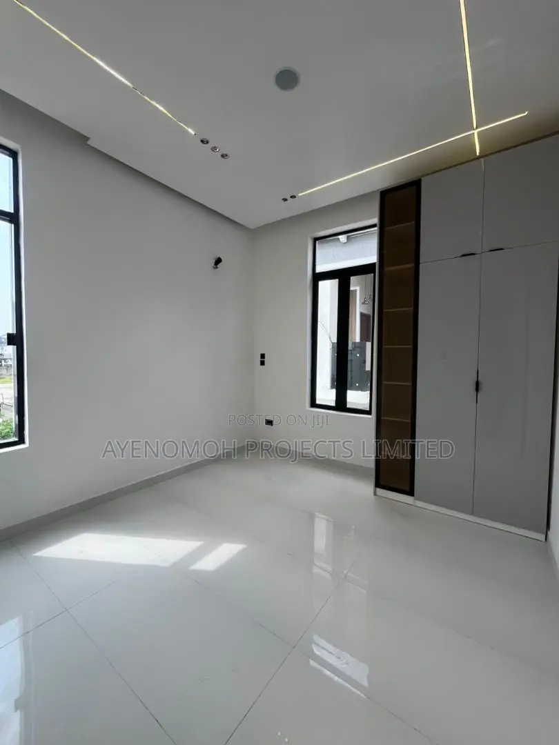 5bdrm Duplex in Chevron for sale