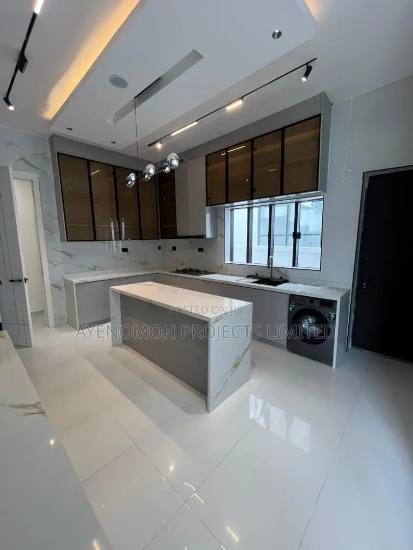 5bdrm Duplex in Chevron for sale