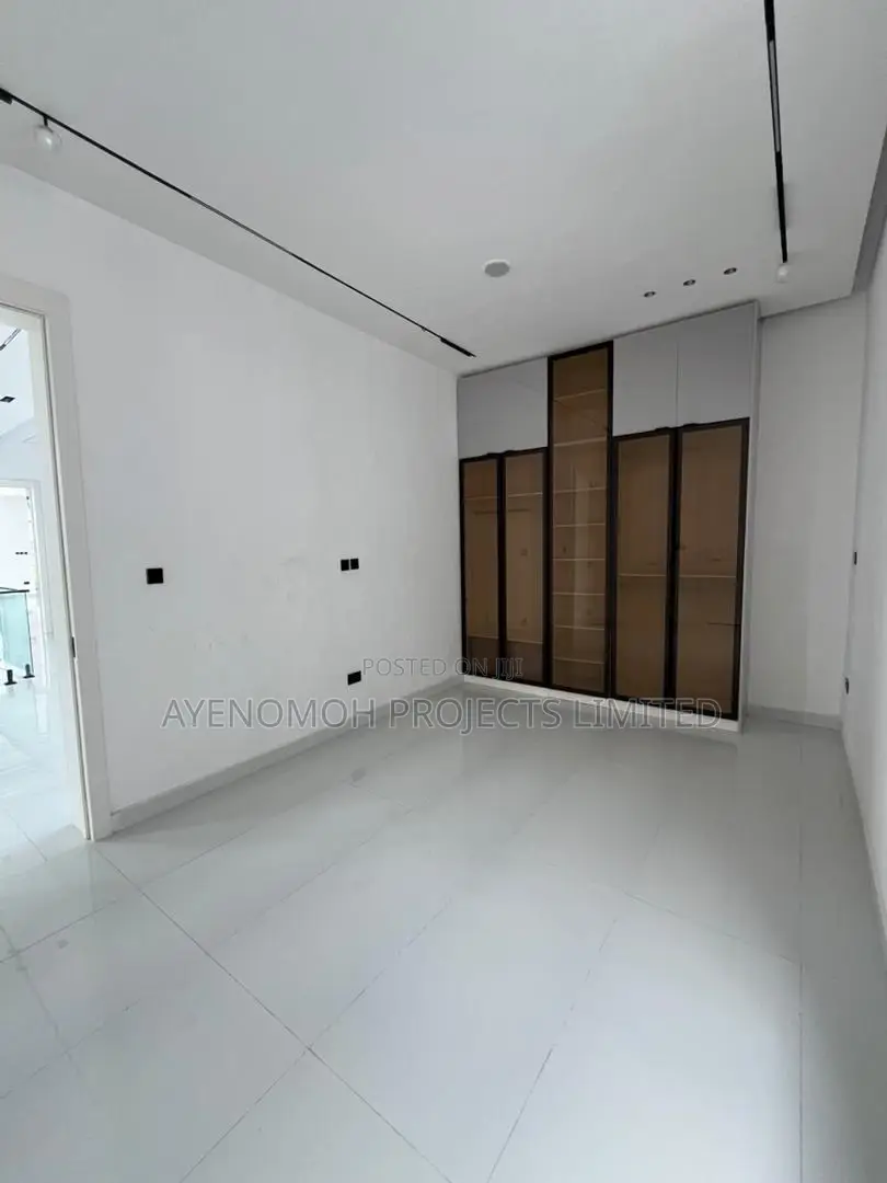 5bdrm Duplex in Chevron for sale