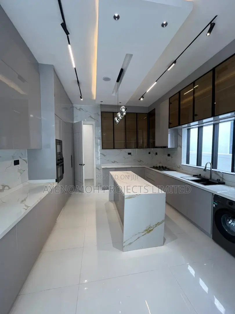5bdrm Duplex in Chevron for sale