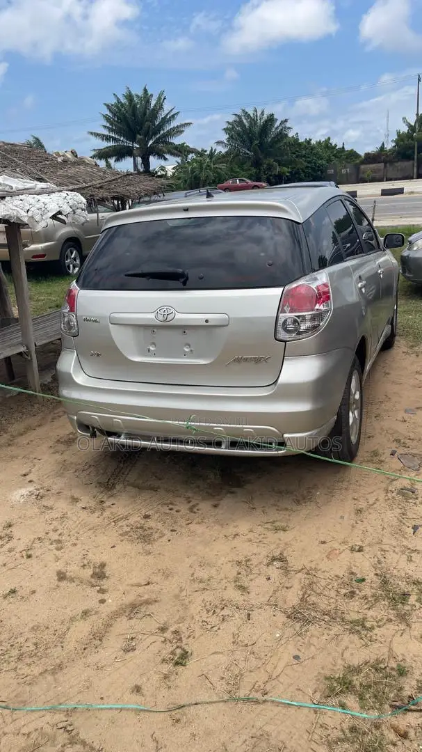 Toyota Matrix Hatchback AWD (1.8L 4cyl 4A) 2005 Silver