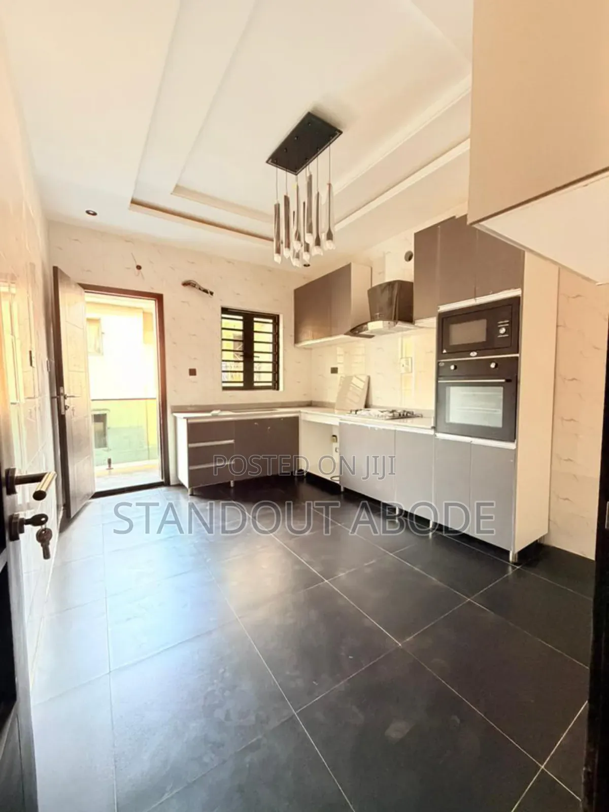 5bdrm Duplex in Airport Road, Ajao Estate for sale