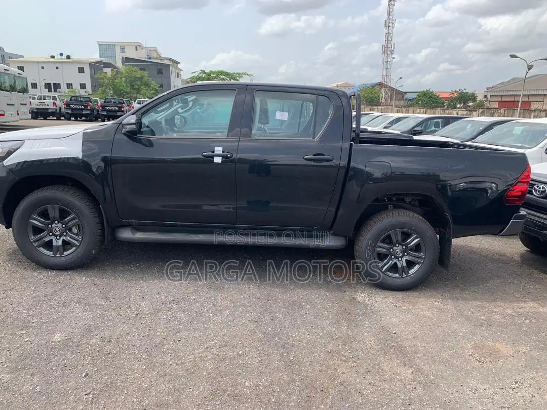 New Toyota Hilux 2025 Black