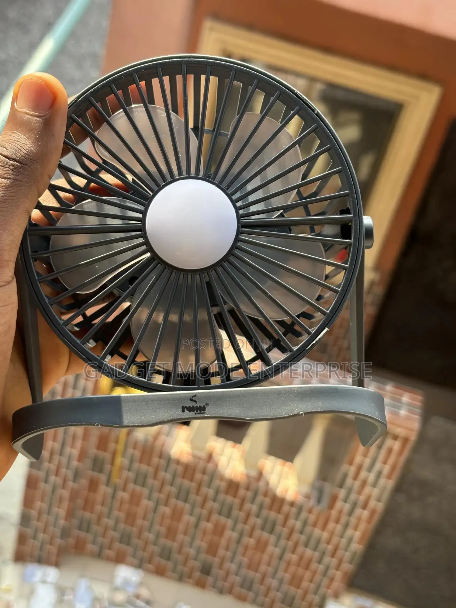 Iwin Iw8008 Rechargeable and Portable Desktop Fan