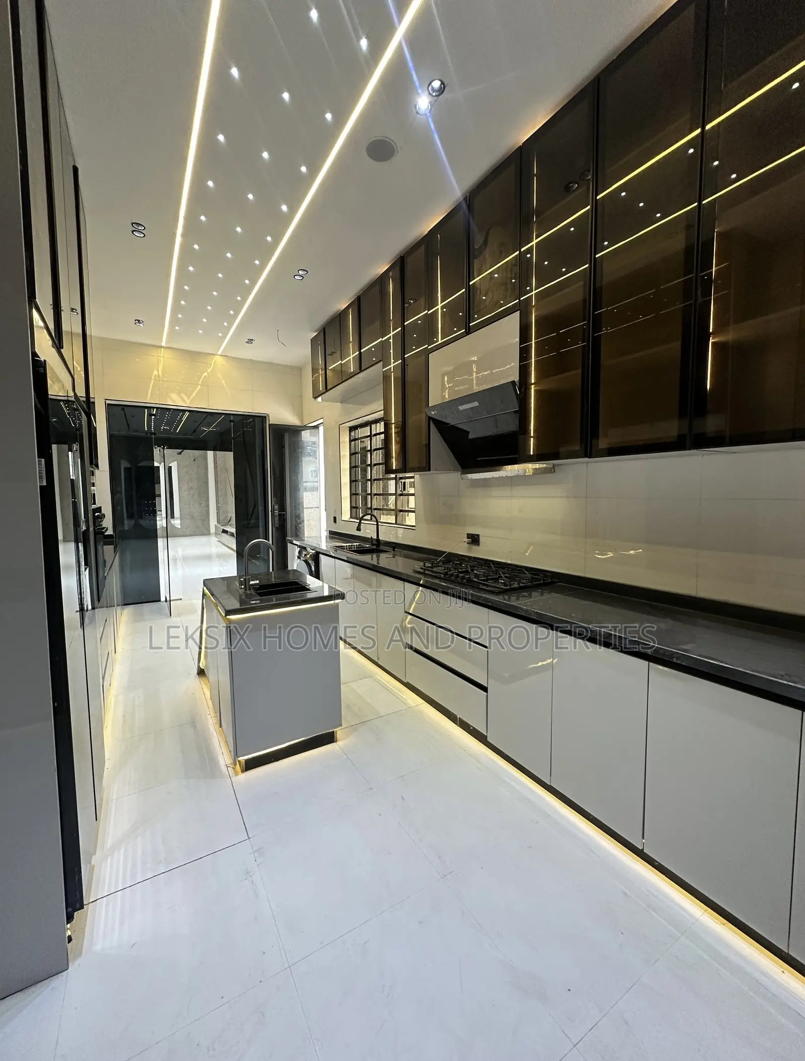 5bdrm Duplex in A Well Secured, Chevron for sale