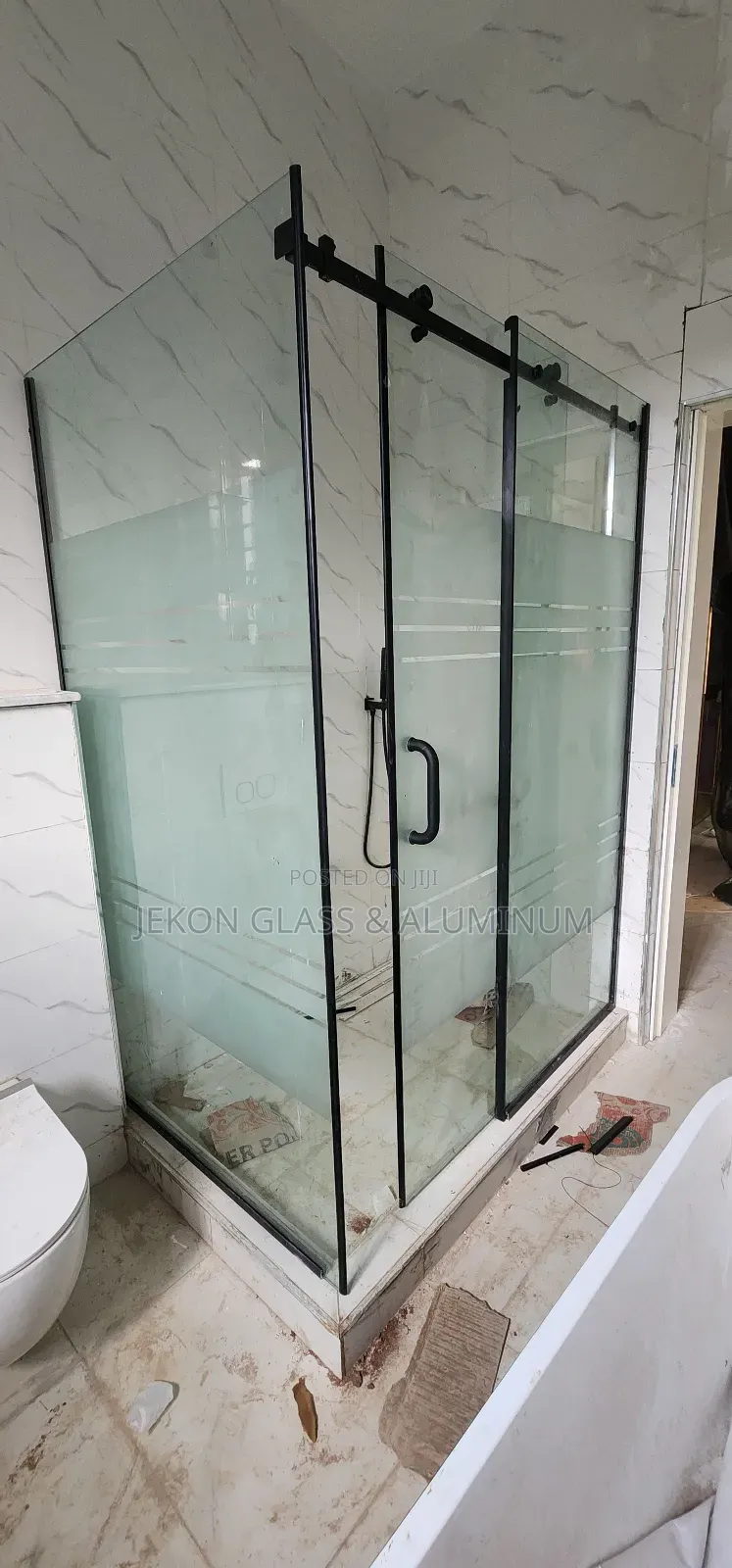 Tempered Glass Shower Cubicles With Frosted Design