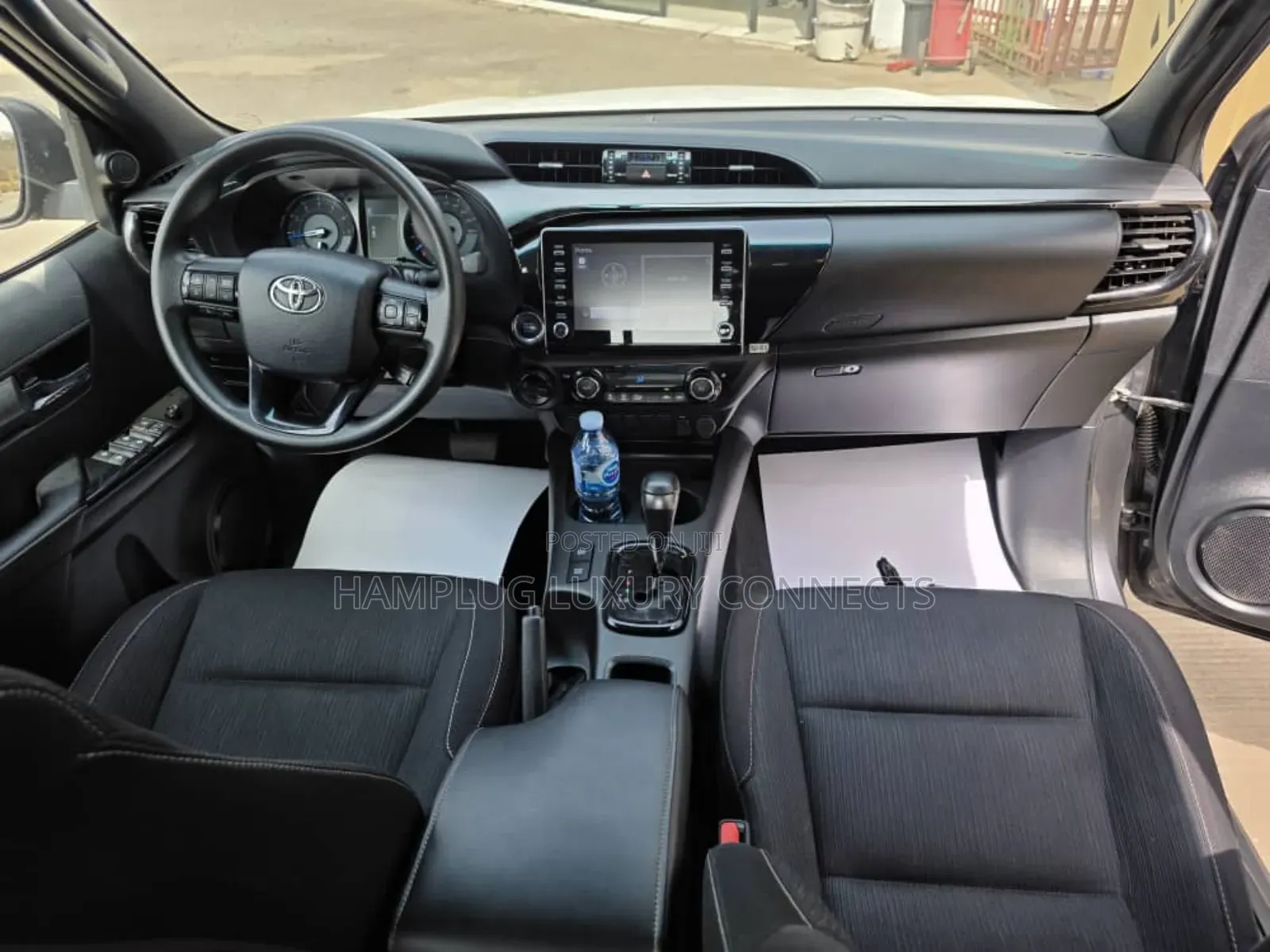 Toyota Hilux 2024 Gray